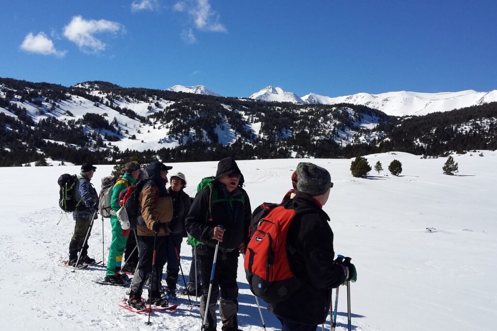 Groupe de randonneurs sur un sentier de randonnée avec leur guide en raquettes dans les Pyrénées Orientales