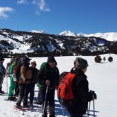 Groupe de randonneurs sur un sentier de randonnée avec leur guide en raquettes dans les Pyrénées Orientales