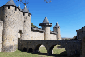 Paysage de forteresse observé lors d'un séjour réveillon randonnée à Carcassonne