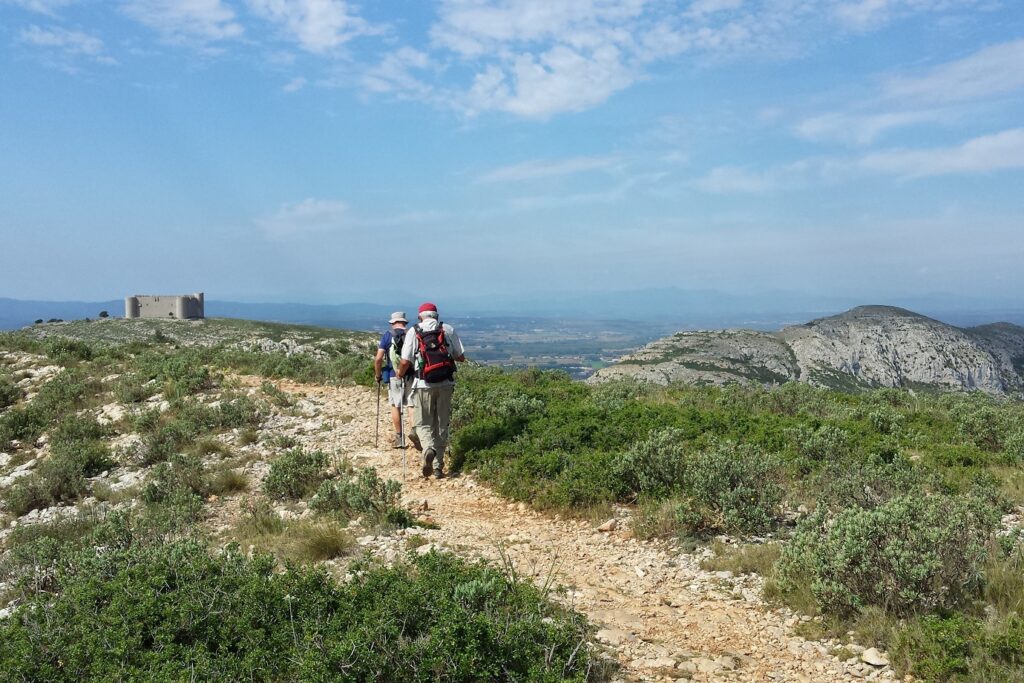 Groupe de randonneurs sur un sentier avec leur guide qui s'avancent sur ce chemin en Costa Brava
