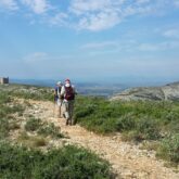 Groupe de randonneurs sur un sentier avec leur guide qui s'avancent sur ce chemin en Costa Brava