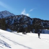 Groupe de randonneurs sur un sentier en raquettes, accompagnés par un guide dans les hautes Pyrénées