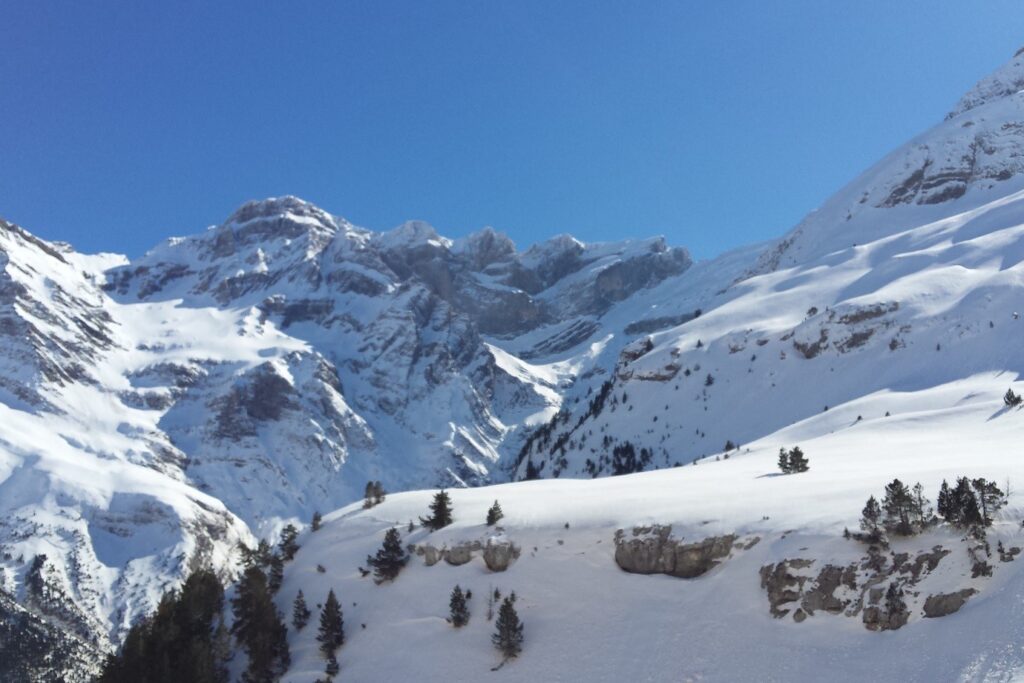 Paysage de montagne en hiver avec de la neige sur les différents sommets.