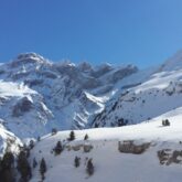 Paysage de montagne en hiver avec de la neige sur les différents sommets.