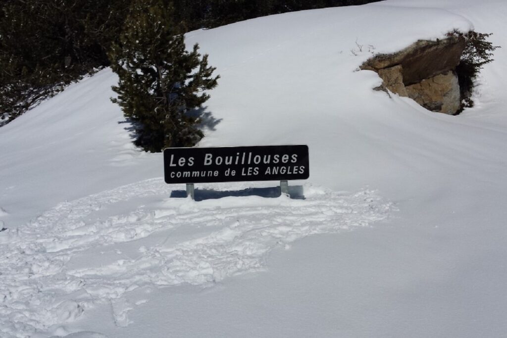 Paysage enneigé avec le panneau du refuge des Bouillouses dans la neige