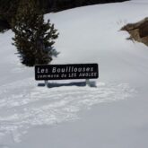 Paysage enneigé avec le panneau du refuge des Bouillouses dans la neige