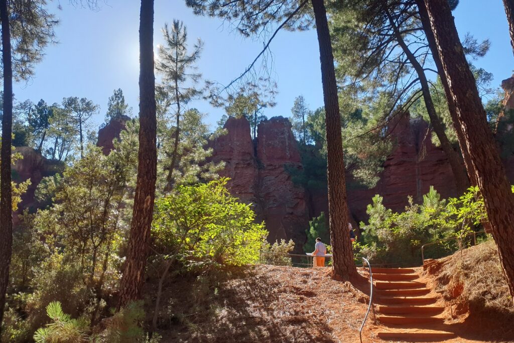 Paysage dans le Lubéron proche du Roussillon observé par des randonneurs et leur guide lors d'un séjour de randonnée pour le réveillon