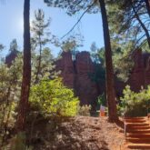 Paysage dans le Lubéron proche du Roussillon observé par des randonneurs et leur guide lors d'un séjour de randonnée pour le réveillon