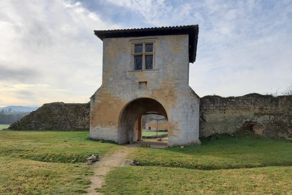 Paysage observé au cours du chemin de Saint-Jacques-de-Compostelle à l'entrée d'une forteresse ancienne