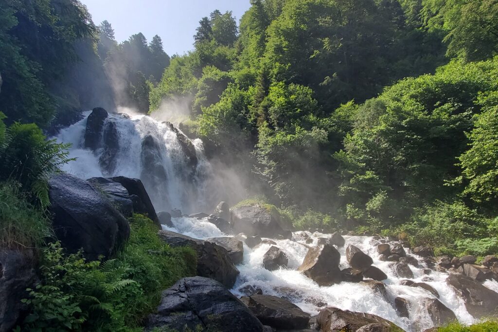 Paysage d'une cascade de montagne à Cauterets