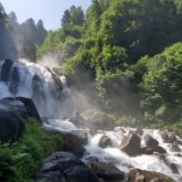 Paysage d'une cascade de montagne à Cauterets