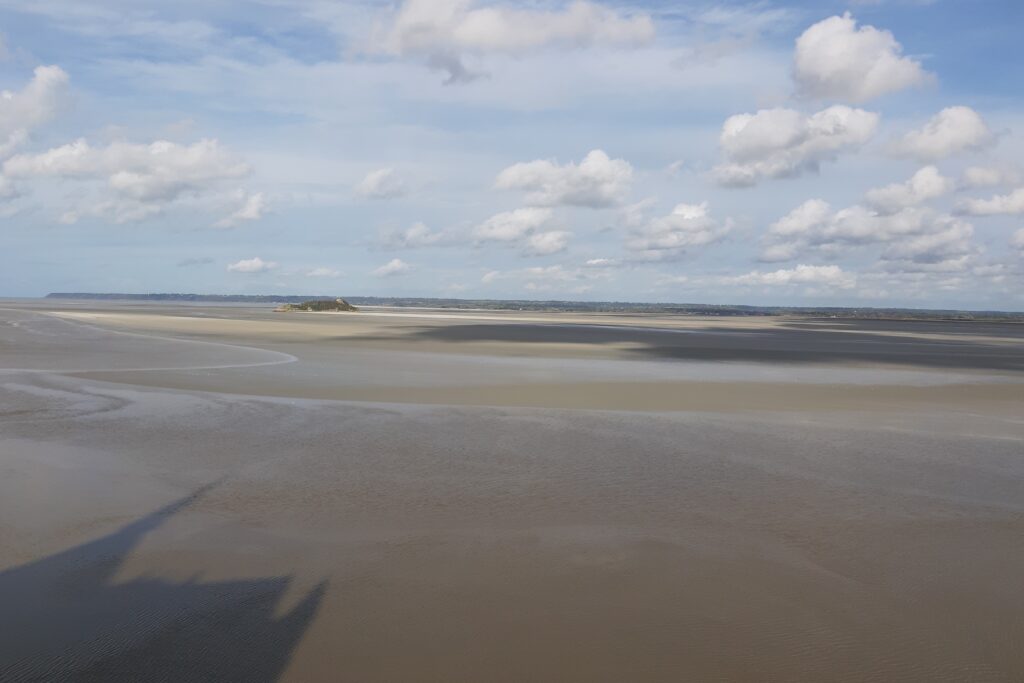 Paysage de bord de mer observé lors d'un séjour de randonnée entre le mont Saint-Michel et l'archipel de Chausey en randonnée