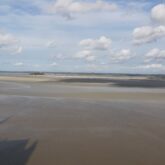 Paysage de bord de mer observé lors d'un séjour de randonnée entre le mont Saint-Michel et l'archipel de Chausey en randonnée