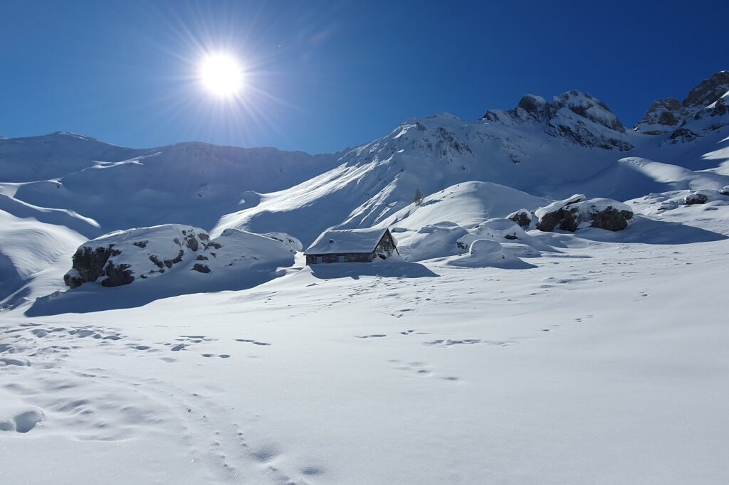 Paysage de montagne dans la vallée d'Aspe éclairé par le soleil