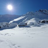 Paysage de montagne dans la vallée d'Aspe éclairé par le soleil