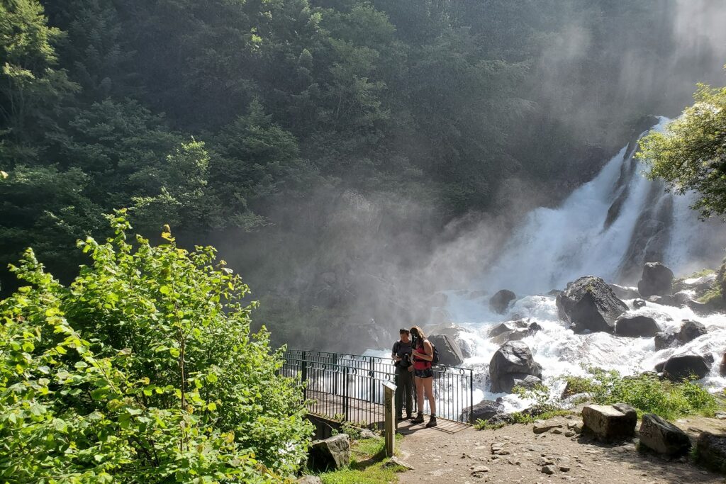 Deux randonneurs à Cauterets face à une cascade
