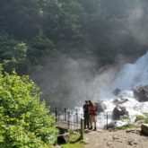 Deux randonneurs à Cauterets face à une cascade