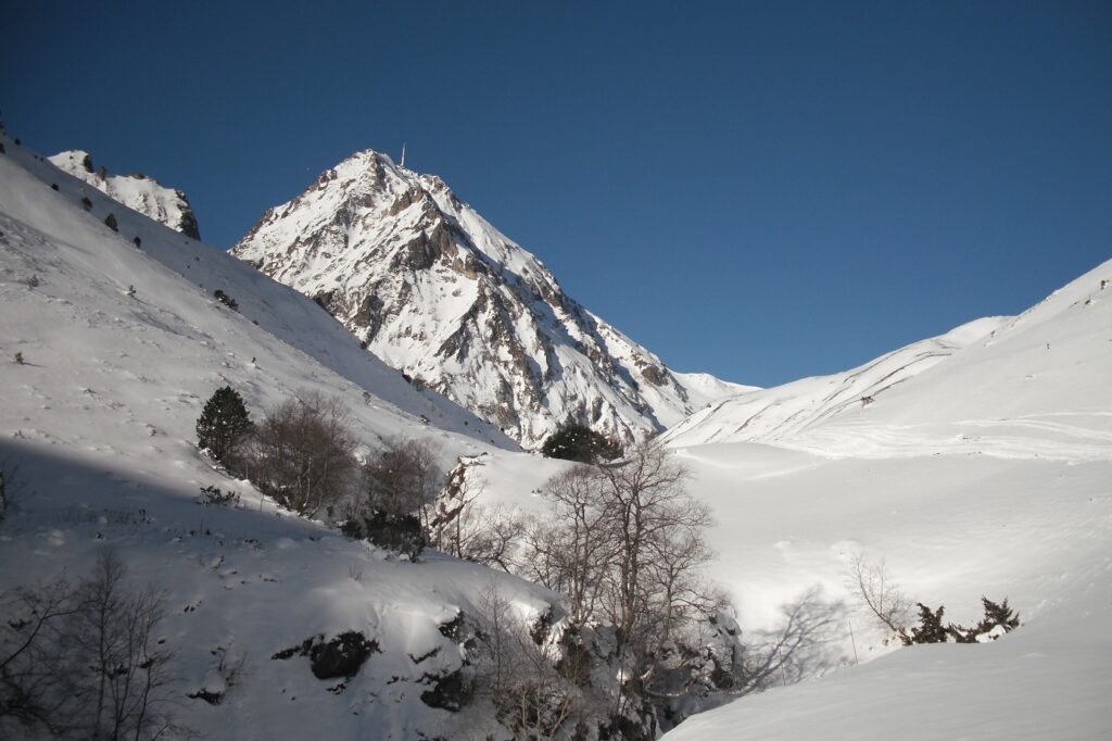 Paysage montrant le pic du Midi de Bigorre enneigé en hiver