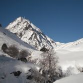 Paysage montrant le pic du Midi de Bigorre enneigé en hiver