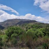 Paysage de reliefs de montagnes observé lors d'un séjour avec l'option balnéo dans les Pyrénées orientales près de Banyuls.