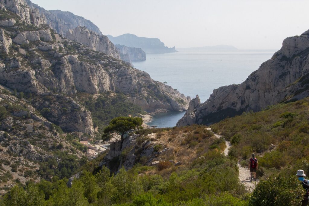 Paysage avec un chemin ainsi qu'une vue sur les différentes falaises qui mènent à la mer