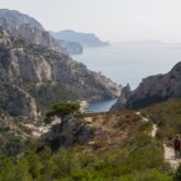 Paysage avec un chemin ainsi qu'une vue sur les différentes falaises qui mènent à la mer