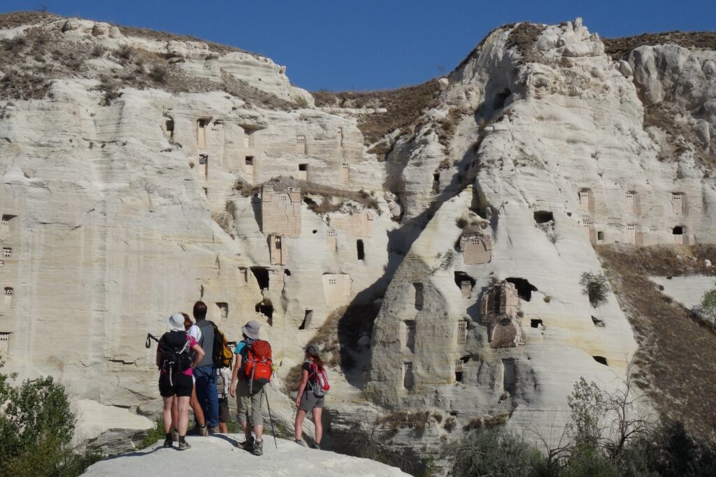 Groupe de randonneurs sur un sentier de randonnée avec leur guide sur des sentiers de randonnée en Turquie