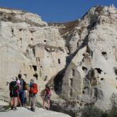 Groupe de randonneurs sur un sentier de randonnée avec leur guide sur des sentiers de randonnée en Turquie