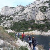 Groupe de randonneurs sur un sentier de randonnée avec leur guide lors d'un séjour de randonnée accompagné pour le nouvel an