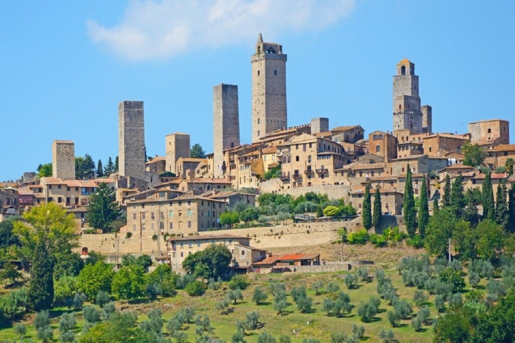 Paysage d'un village en Italie sur les hauteurs des collines