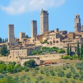Paysage d'un village en Italie sur les hauteurs des collines