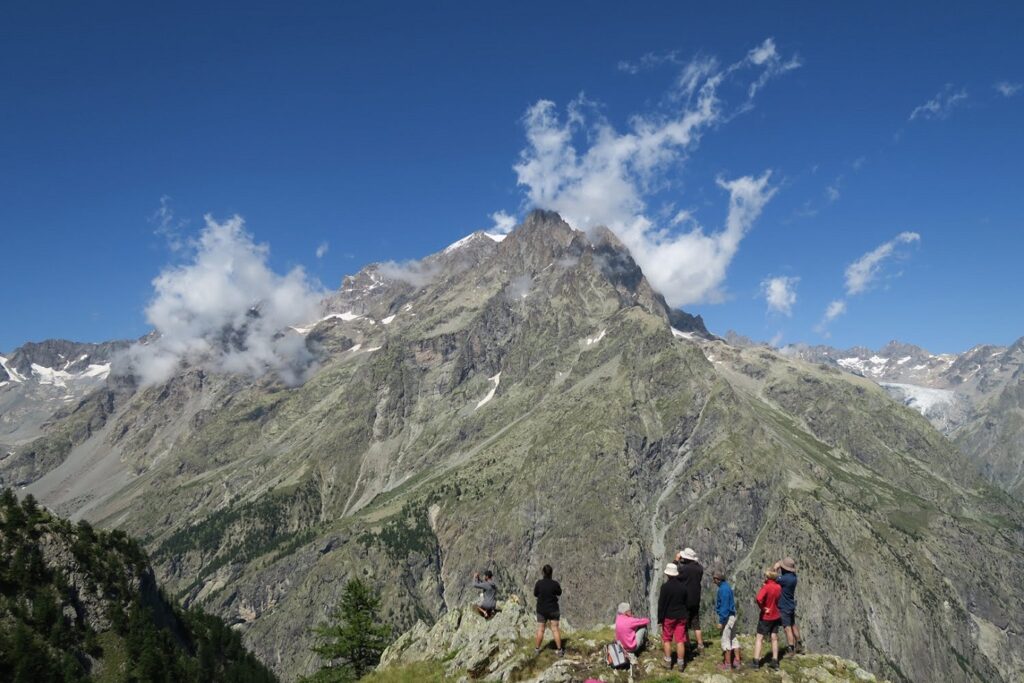 Groupe de randonneurs avce leur guide sur un sentier de randonnée dans le parc national des écrins qui se situe dans les alpes