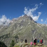 Groupe de randonneurs avce leur guide sur un sentier de randonnée dans le parc national des écrins qui se situe dans les alpes
