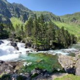 Paysage de montagne avec une cascade, à l'arrière-plan des sommets et une forêt
