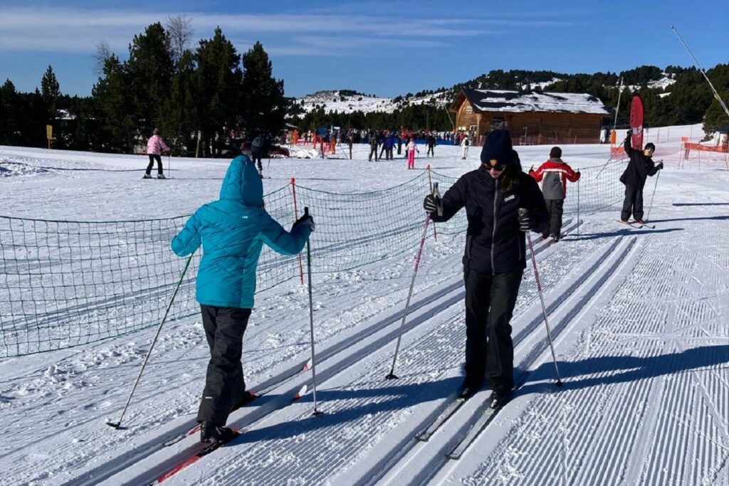 Deux enfants en train de s'essayer au ski de fond sur une piste adaptée en Cerdagne