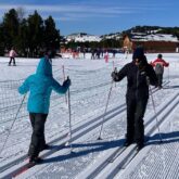 Deux enfants en train de s'essayer au ski de fond sur une piste adaptée en Cerdagne