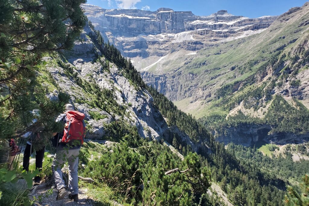 Groupe de randonneurs sur un sentier de randonnée avec leur guide lors d'un séjour de découverte des balcons de Gavarnie
