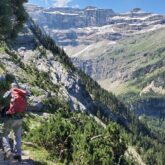 Groupe de randonneurs sur un sentier de randonnée avec leur guide lors d'un séjour de découverte des balcons de Gavarnie