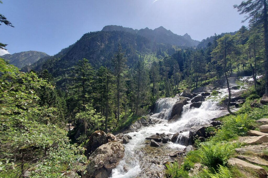 Paysage montagnard avec une cascade à Cauterets