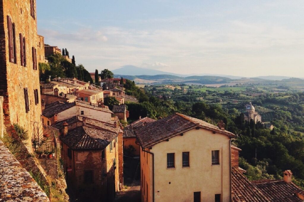 Paysage d'un village en Toscane avec des maisons typiques de la zone et un décor chaleureux