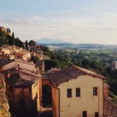 Paysage d'un village en Toscane avec des maisons typiques de la zone et un décor chaleureux