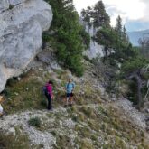 Groupe de randonneurs sur un sentier de randonnée avec leur guide lors d'un séjour en étoiles dans le Vercors
