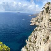 Paysage estival des calanques avec sur la droite des falaises et la mer aux couleurs bleu et bleu turquoise sur la droite