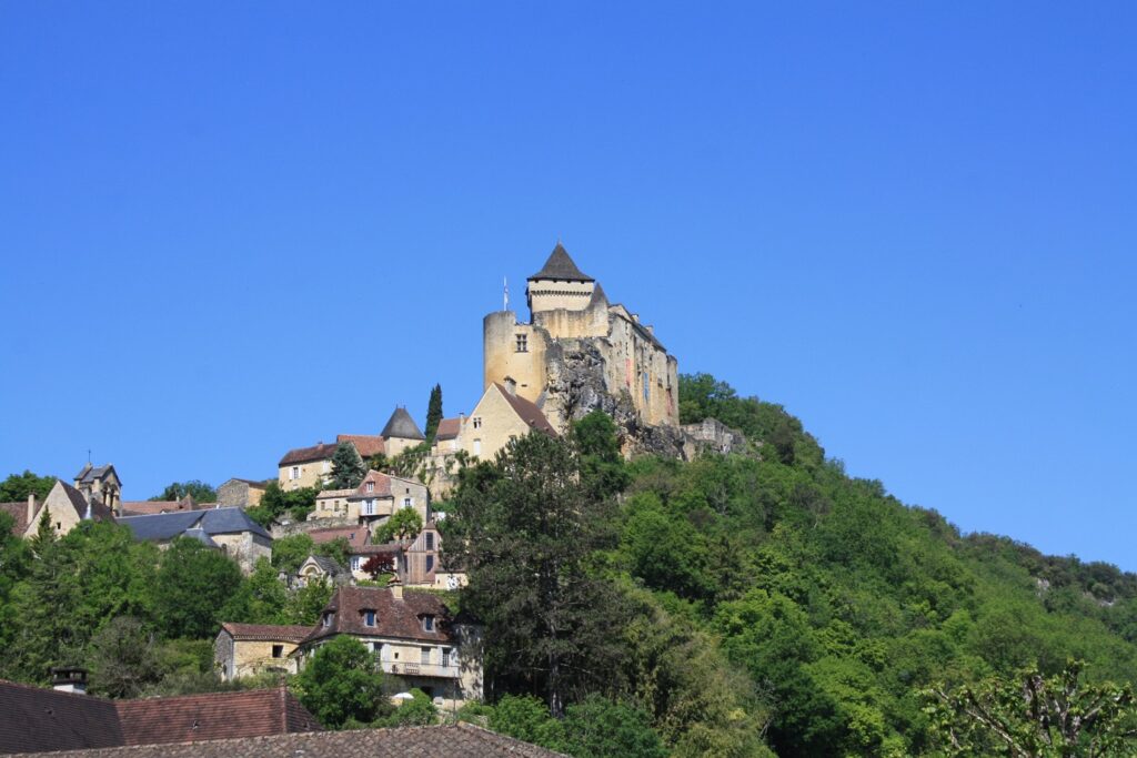 Paysage d'un village de Dordogne à flanc de colline avec l'église en haut du village