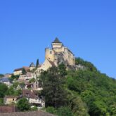 Paysage d'un village de Dordogne à flanc de colline avec l'église en haut du village