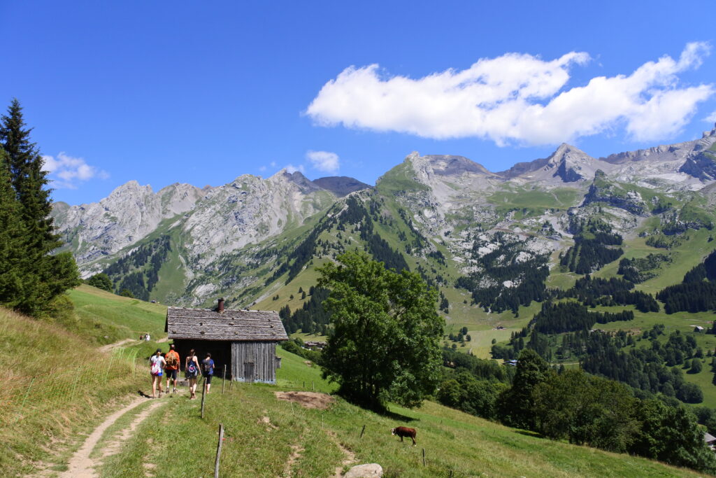 Paysage de montagne dans les Aravis avec des sommets en fond