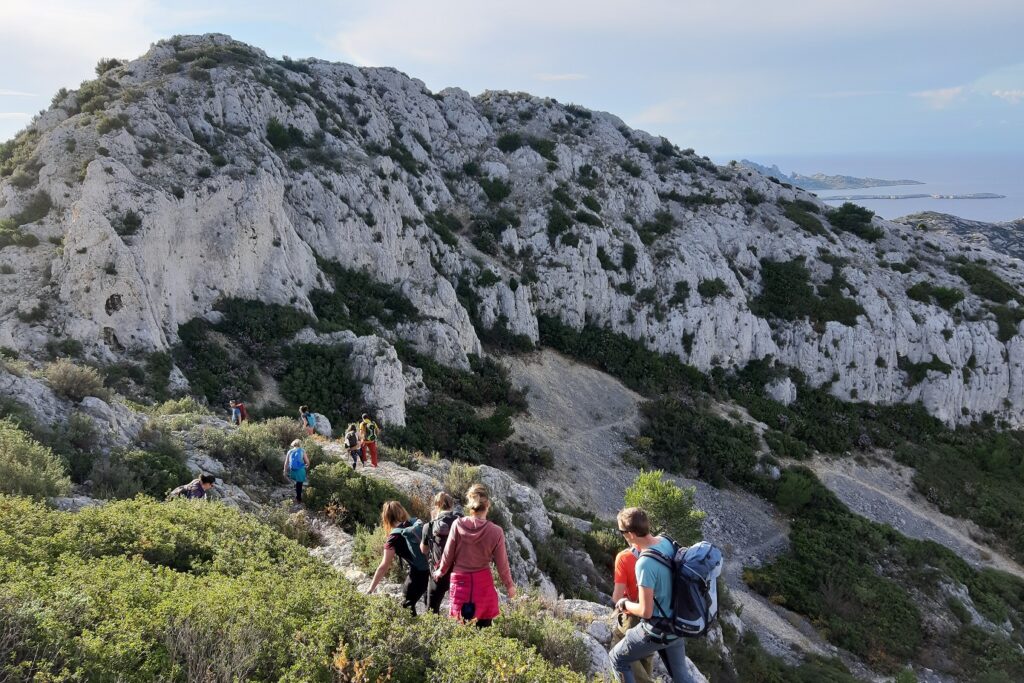 Groupe de randonneurs sur un sentier de randonnée en liberté dans les calanques à La Sainte-Baume