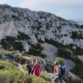 Groupe de randonneurs sur un sentier de randonnée en liberté dans les calanques à La Sainte-Baume