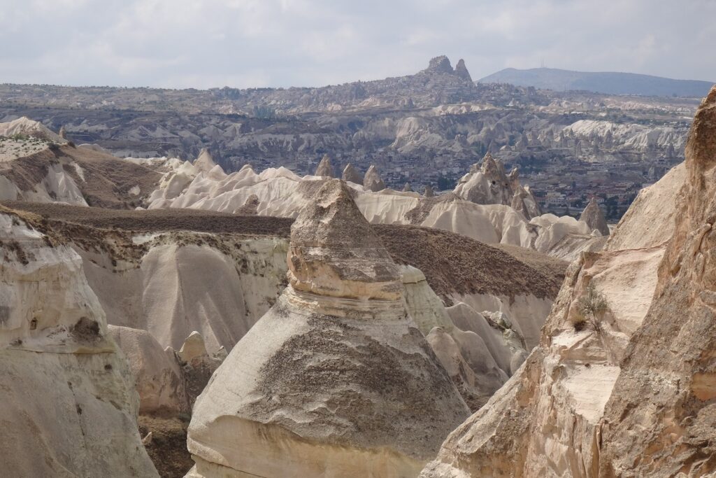 Paysage de différents reliefs en Turquie avec des sommets blancs caractéristique de la zone.