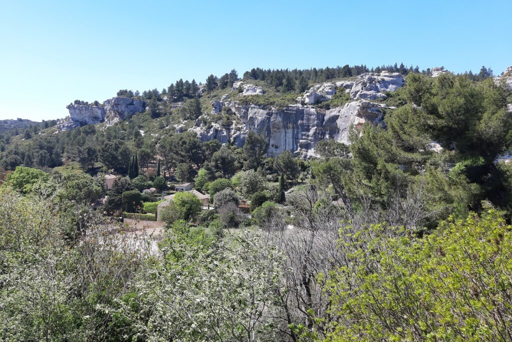 Paysage montagnard caractéristique de la zone, avec des falaises et de la végétation très marquée